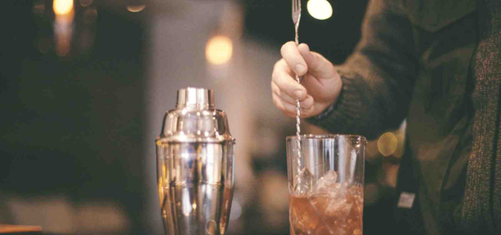 Comment utiliser une passoire à cocktail?
